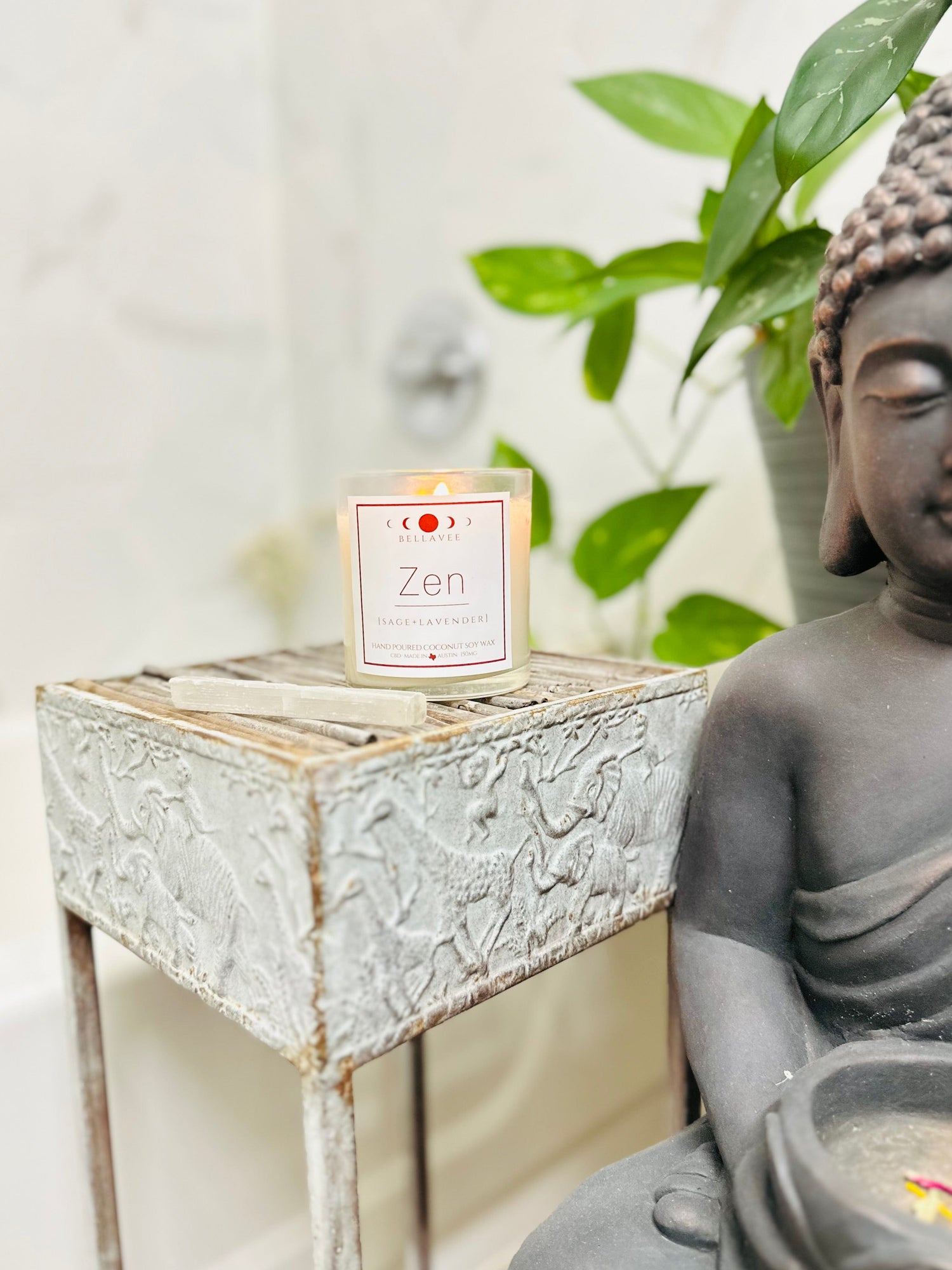 When lit, the Zen Crystal Candle provides a serene atmosphere with its warm glow, releasing the soothing aromatherapy of lavender and white sage