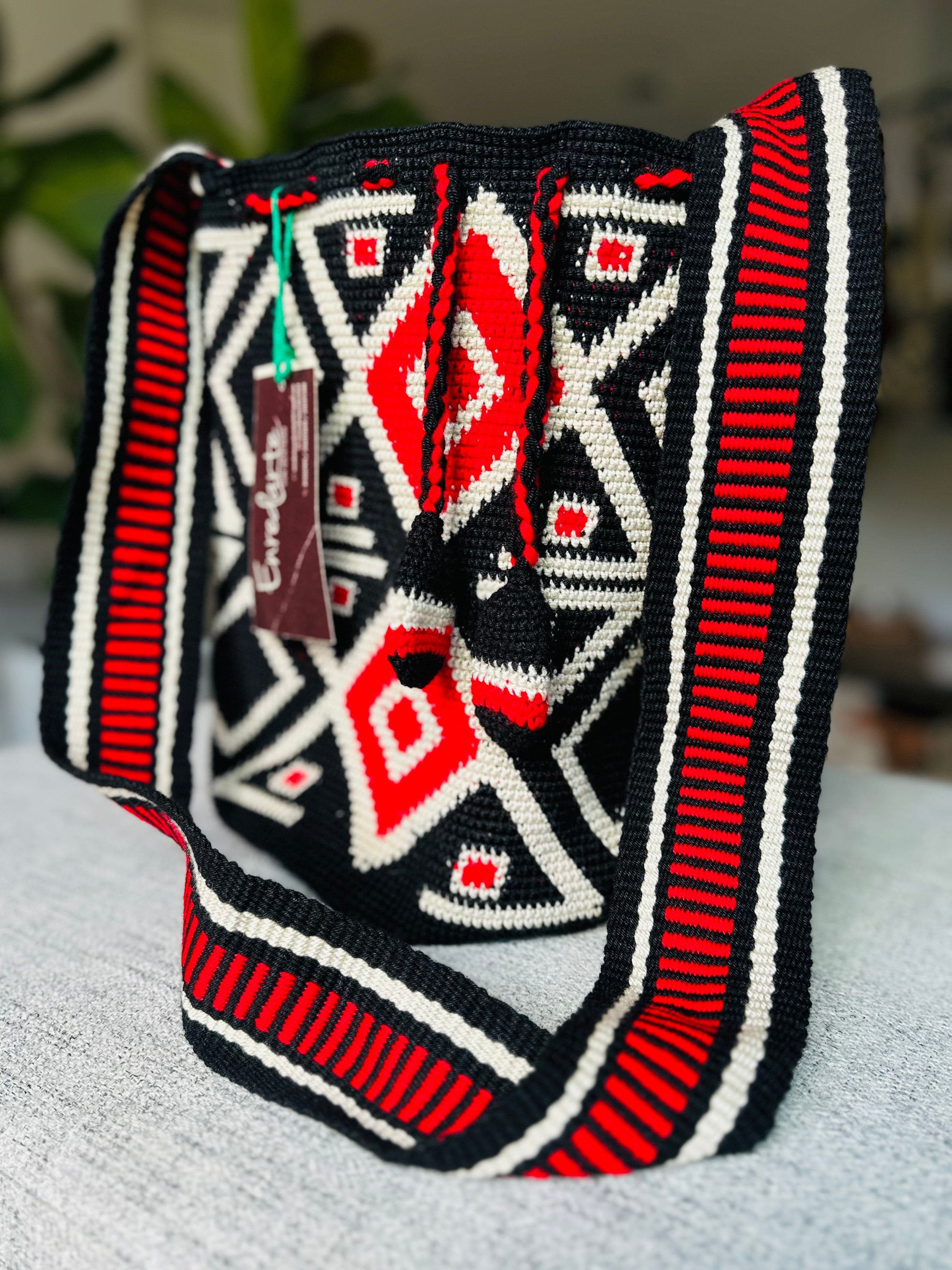 CodeSpa Cardinal Points Crossbody Bag in red and black, handmade with Hilo, Lana, and Fique fibers. Traditional Colombian craftsmanship