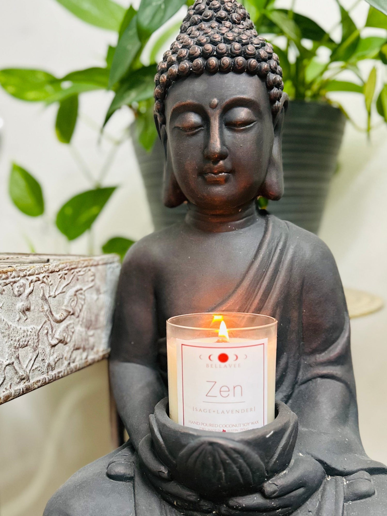 Zen CBD Oil Candle – topped with Clear Quartz and dried flowers, perfect for enhancing meditation and promoting restful sleep