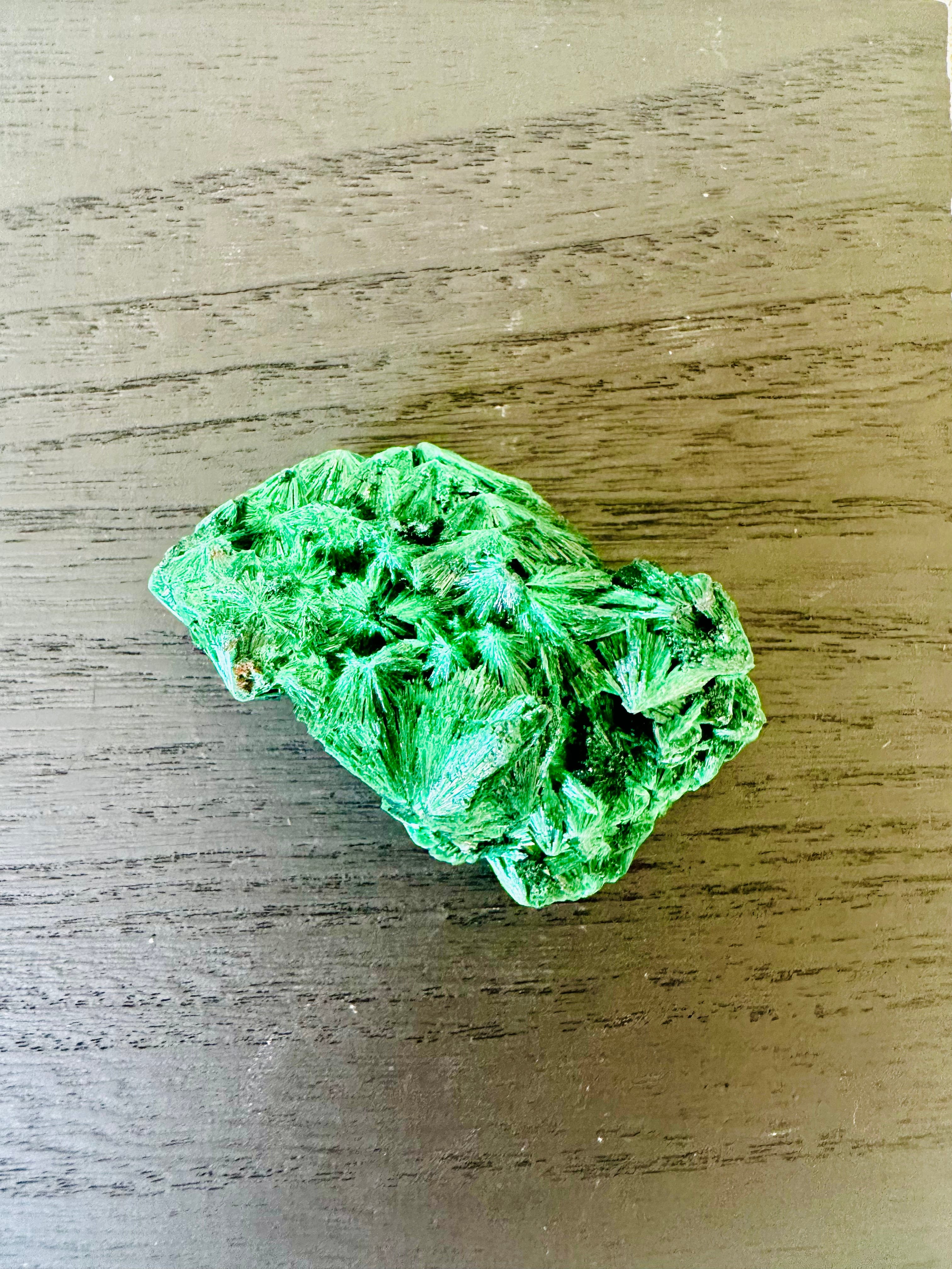 Raw Malachite amplifies energy, encourages personal growth, and promotes deep emotional and spiritual healing