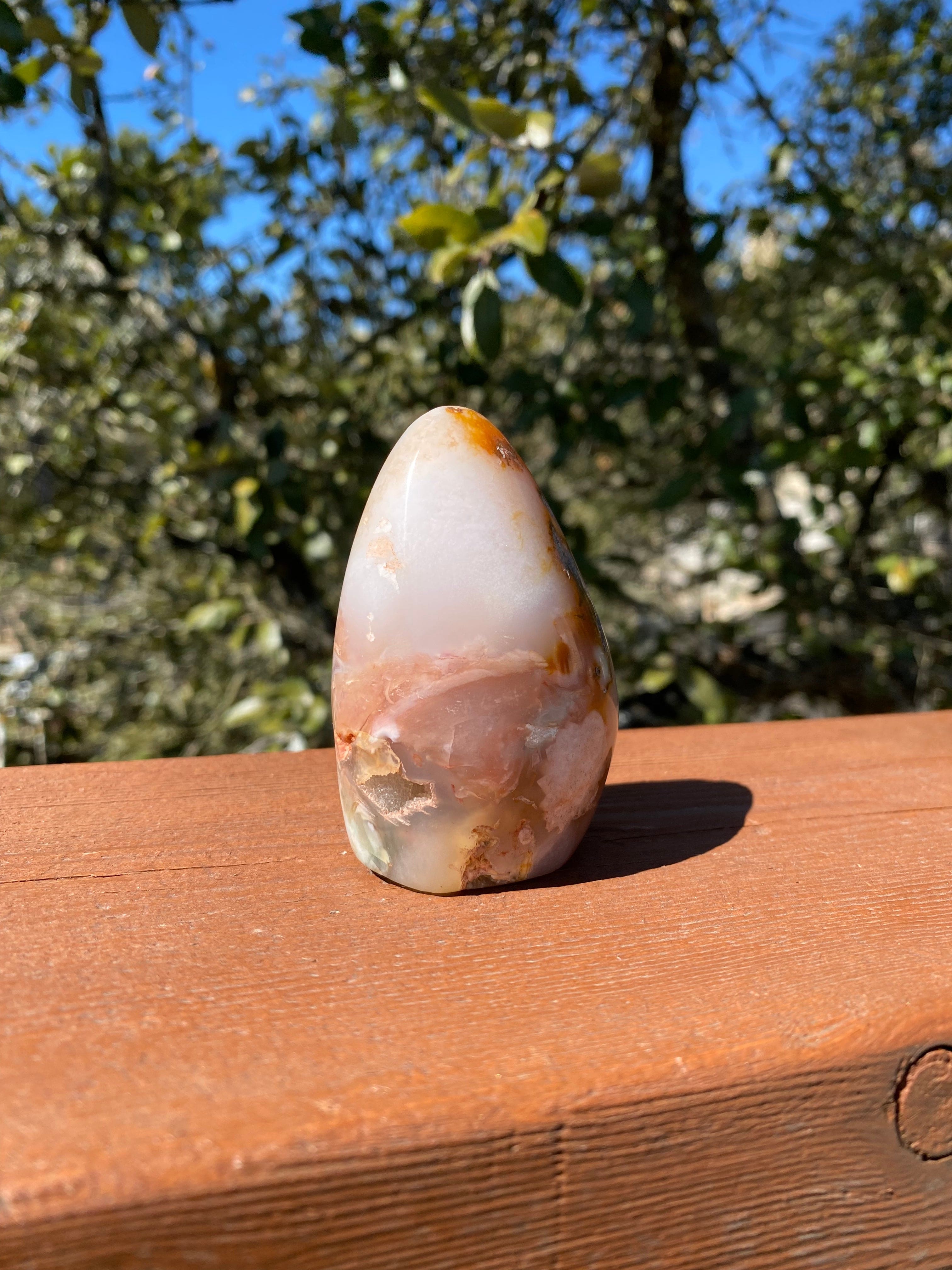 Flower Agate Freeform, with delicate floral patterns, promotes confidence and transformation, ideal for meditation or home décor