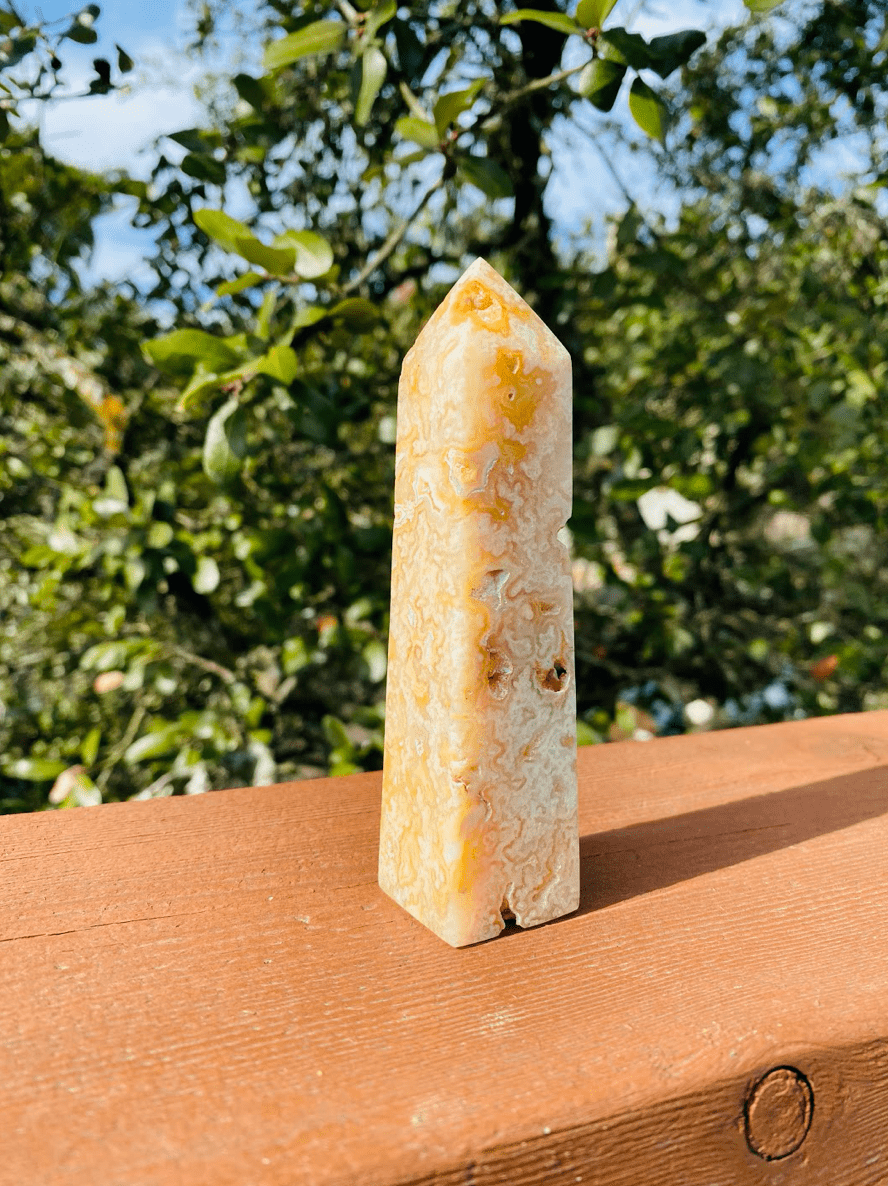 Yellow Agate Tower – a vibrant crystal that promotes courage, confidence, and happiness, perfect for boosting positive energy in any space