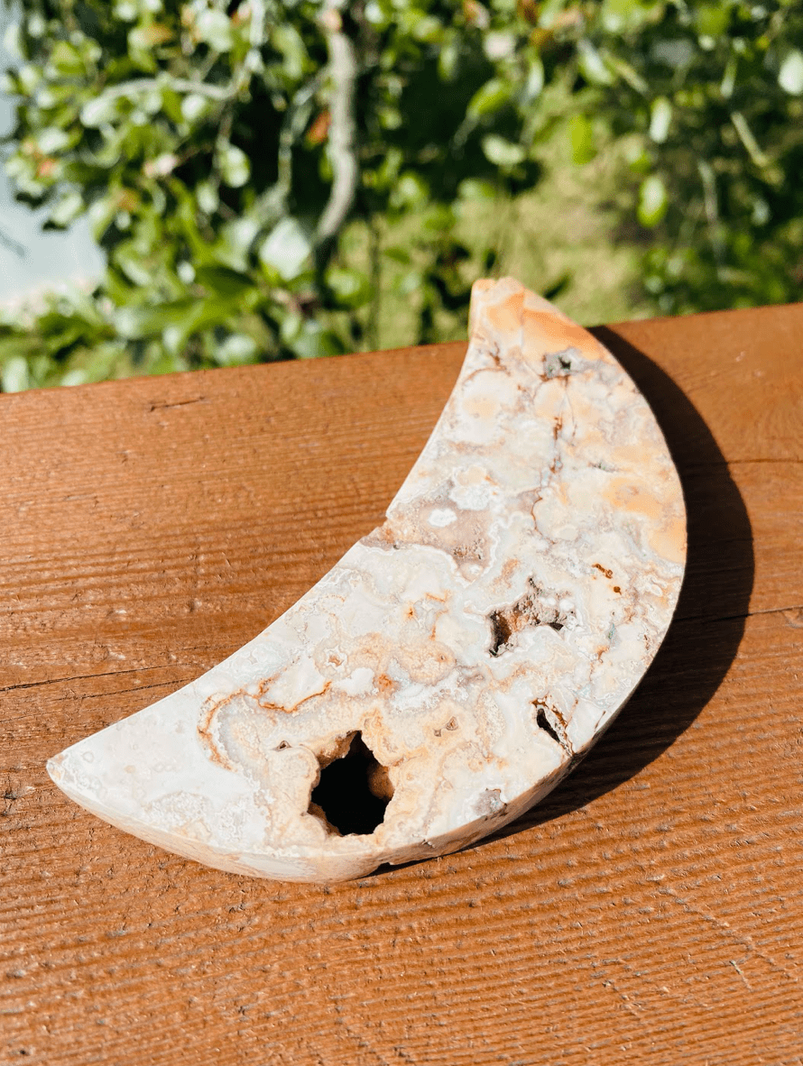 Agate crescent moon reinforces confidence, courage and happiness.