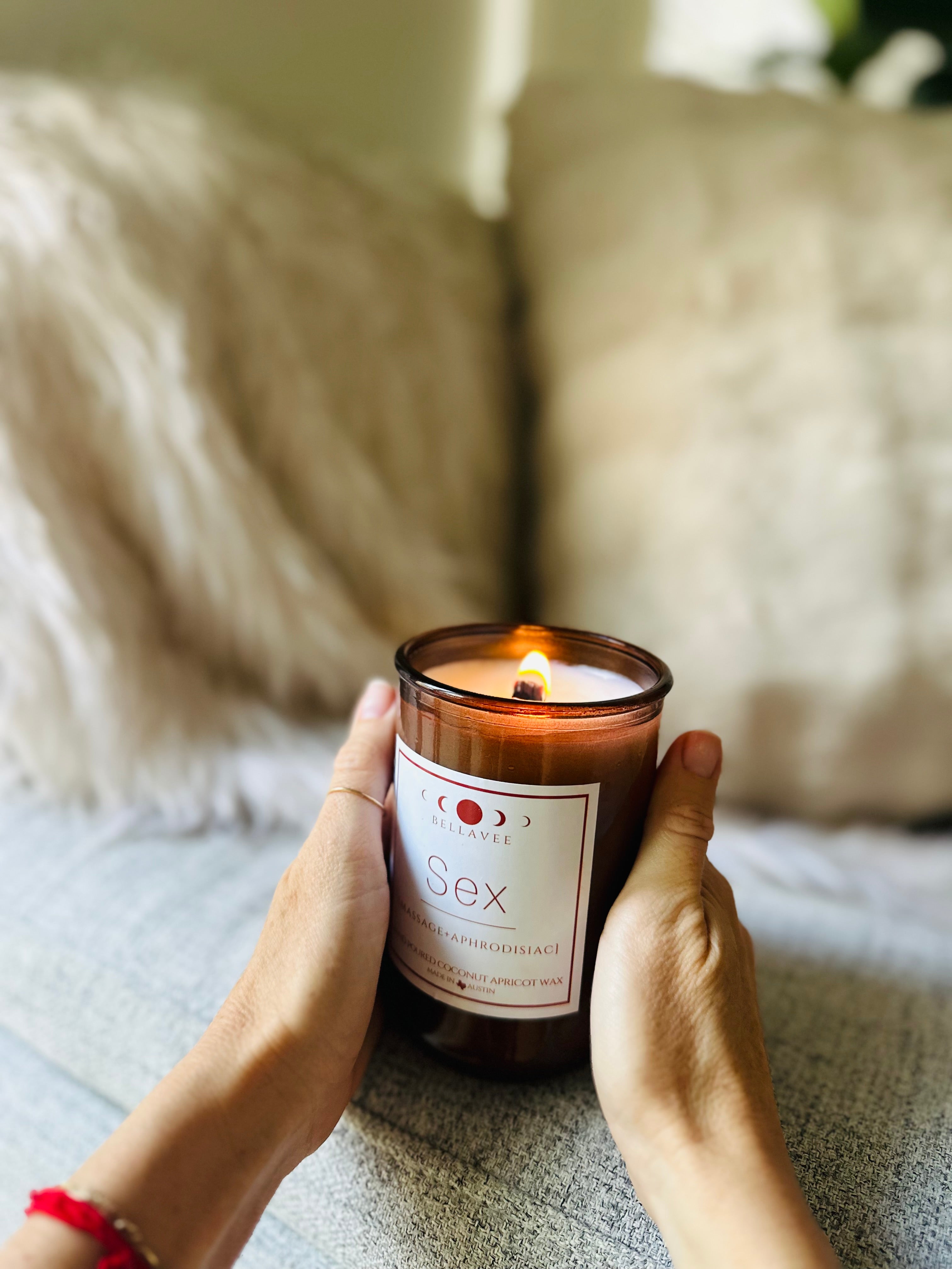 Eco-friendly aphrodisiac candle in 100% recycled glass, designed to enhance intimacy with a warm, silky texture.