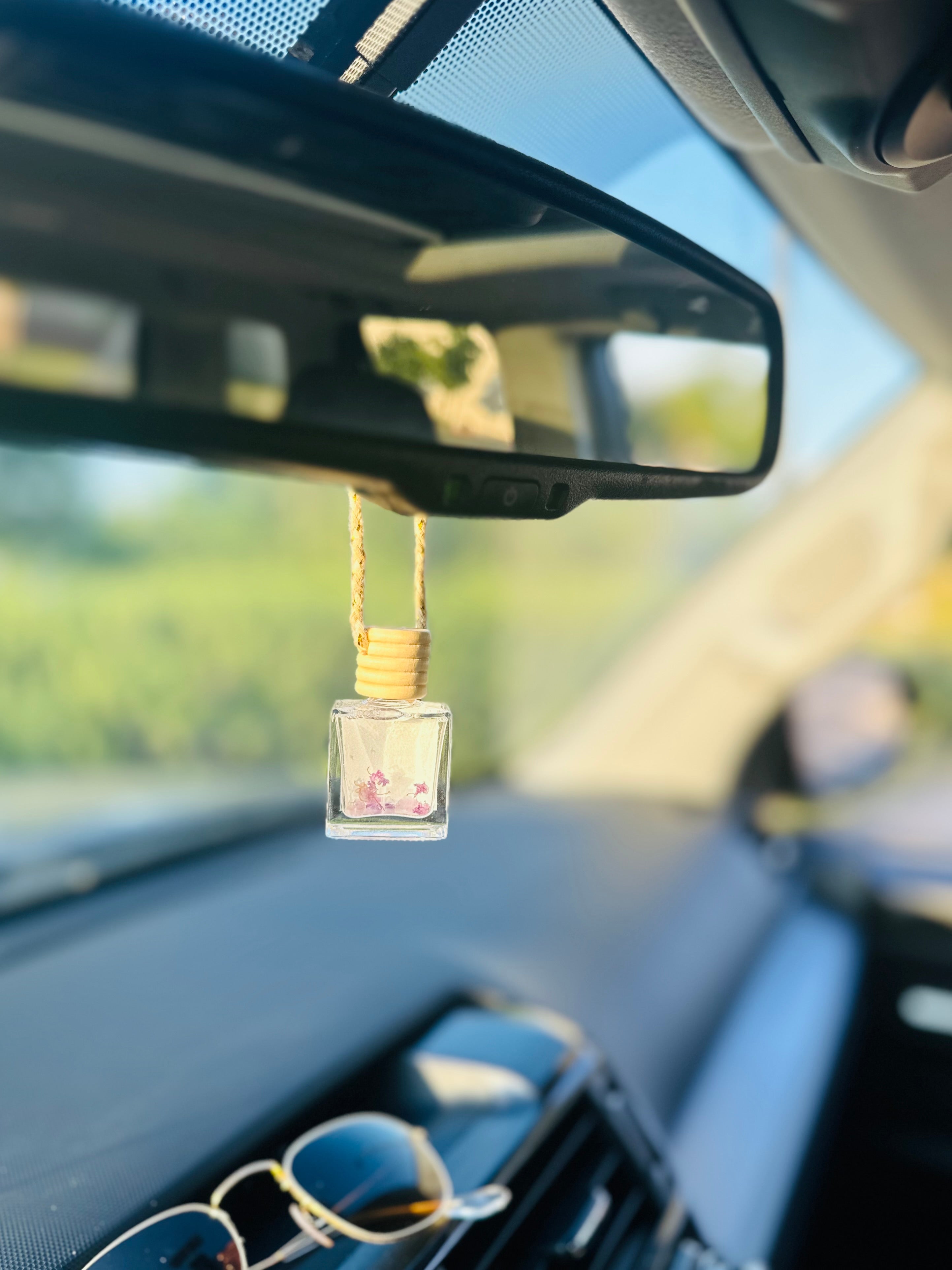 Sustainable all-natural car diffuser for clean, long-lasting aromas in your vehicle.