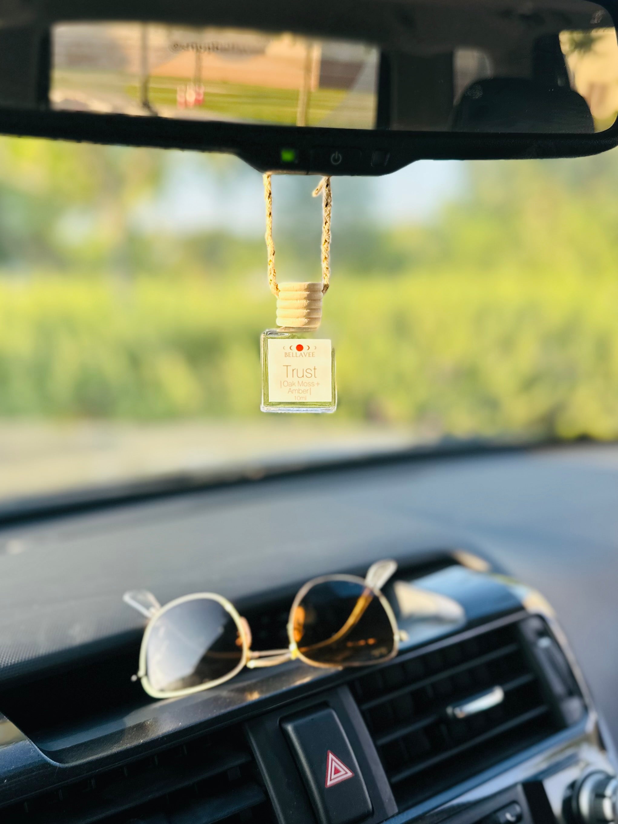 Natural car diffuser with lavender and chamomile oils for a peaceful and refreshing scent.