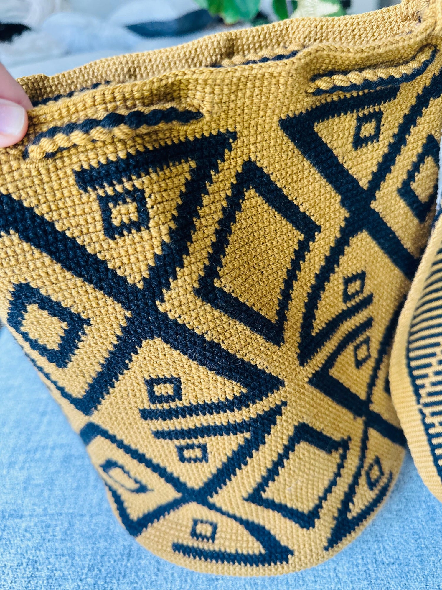 Cardinal Points Bag is meticulously handmade with durable Hilo, Lana, and Fique fibers, ensuring long-lasting quality and style.