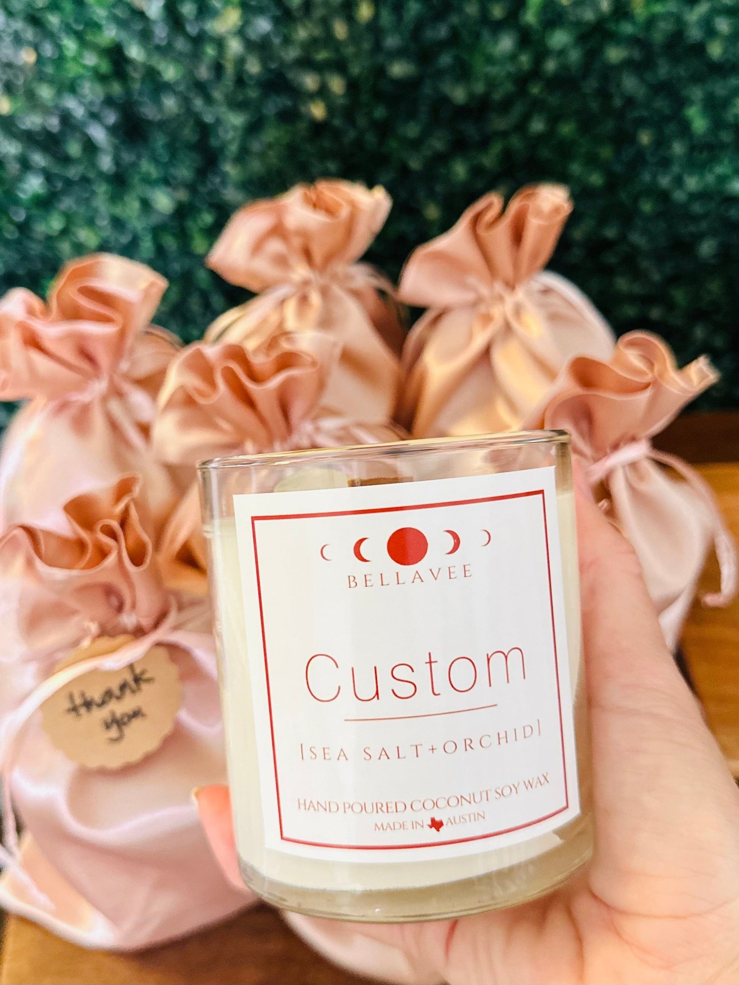 custom candle with quartz crystal, designed for special occasions, bringing elegance and thoughtful personalization to any event
