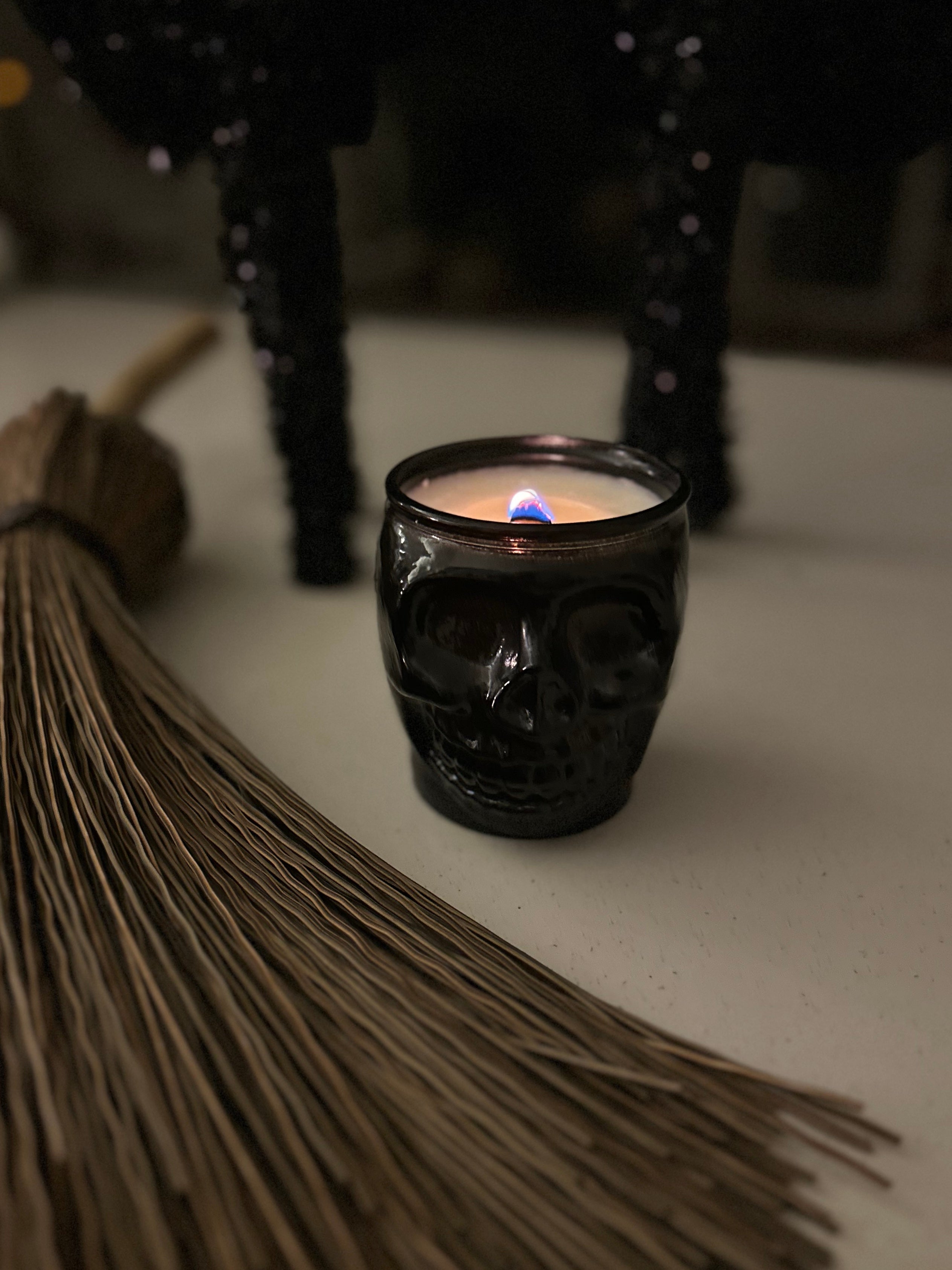 Grim Skull Candle, 13.5 oz, with cinnamon and vanilla scents, hand-poured in recycled glass, perfect for Halloween or autumn décor