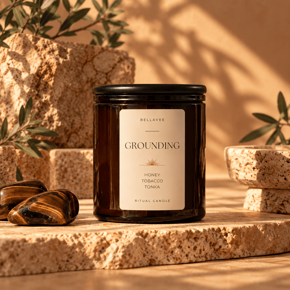 GROUNDING Tiger’s Eye crystal ritual candle in amber glass with wooden lid – Honey, Tobacco &amp; Tonka