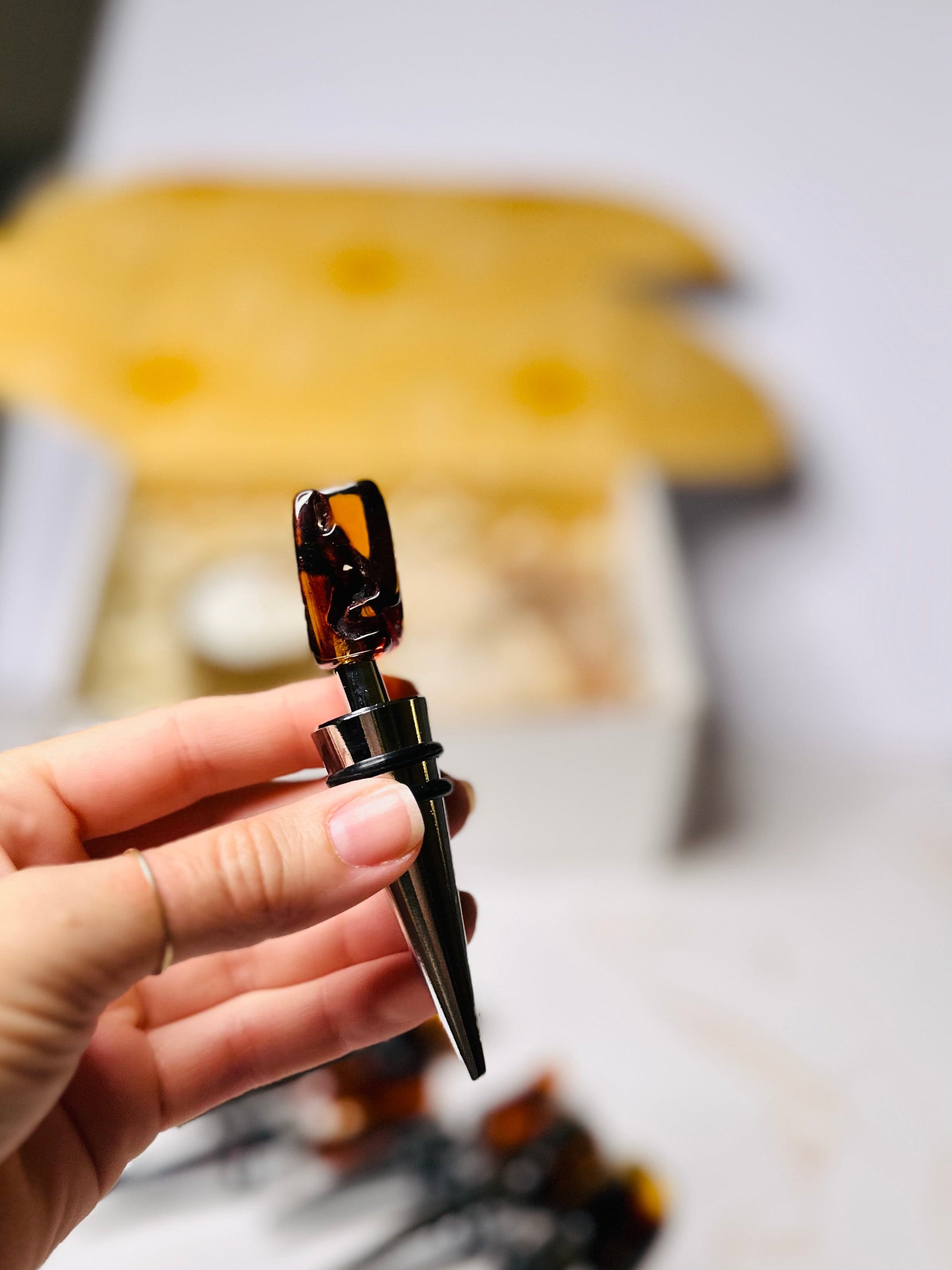 Elegant wine stopper topped with genuine Baltic amber for a touch of tradition and beauty.