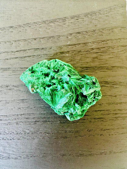 Raw Malachite amplifies energy, encourages personal growth, and promotes deep emotional and spiritual healing