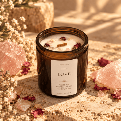 LOVE crystal candle with Rose Quartz, wooden wick and botanicals – White Tea, Egyptian Amber &amp; Sandalwood