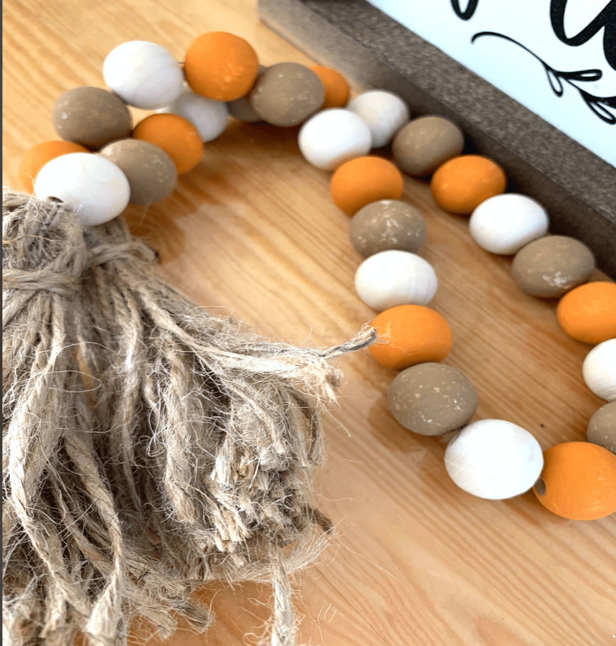 Autumn-inspired beaded garland, adds a cozy, welcoming touch to your decor, ideal for holiday gift-giving