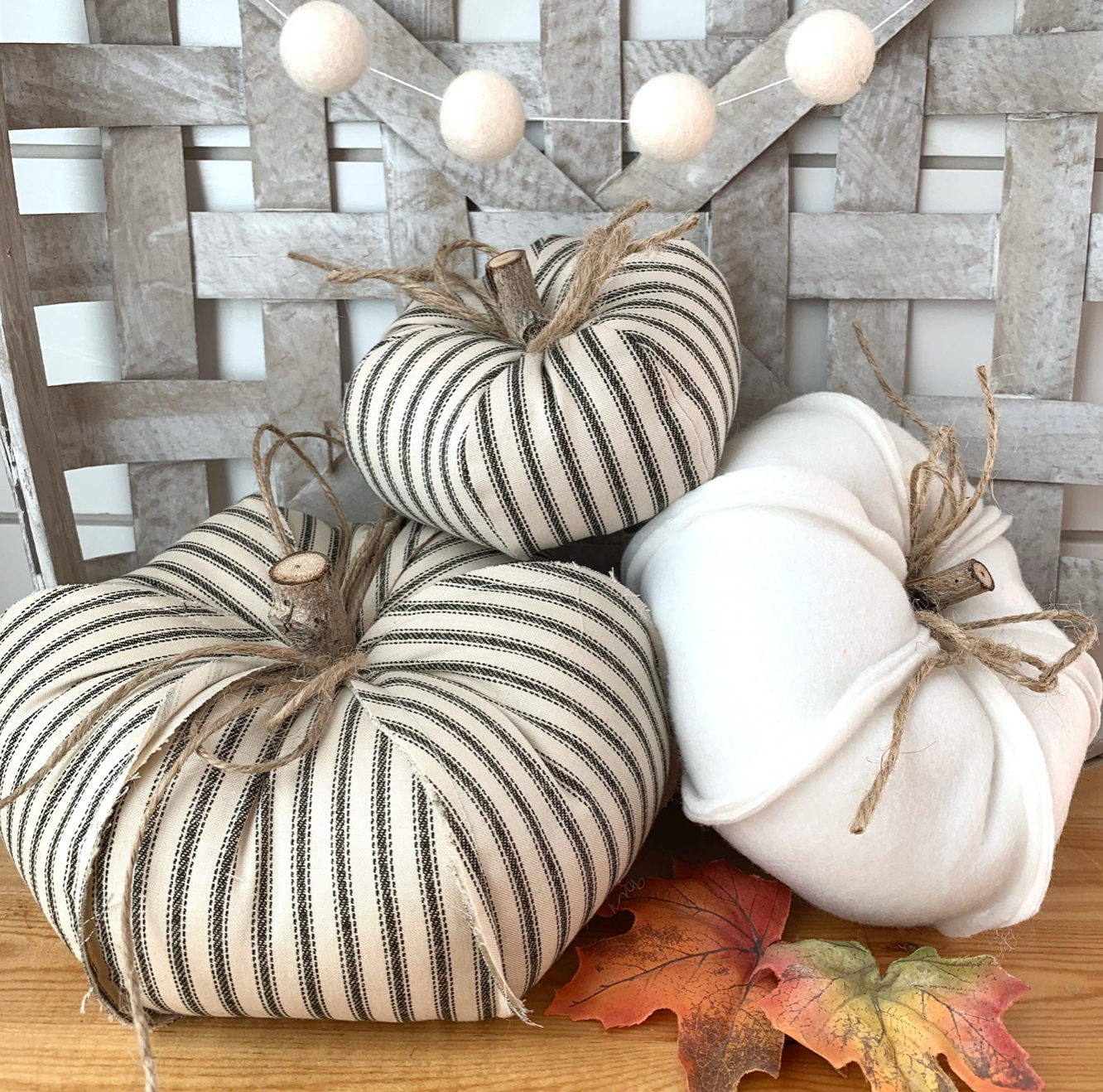 Soft fabric pumpkins for autumn decor, ideal for creating a festive and warm atmosphere in your home.