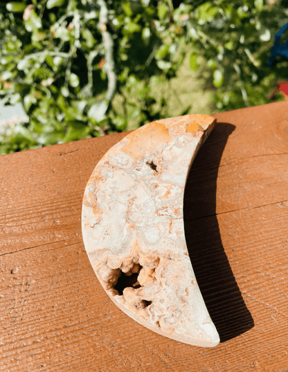 Agate Moon shaped and polished 