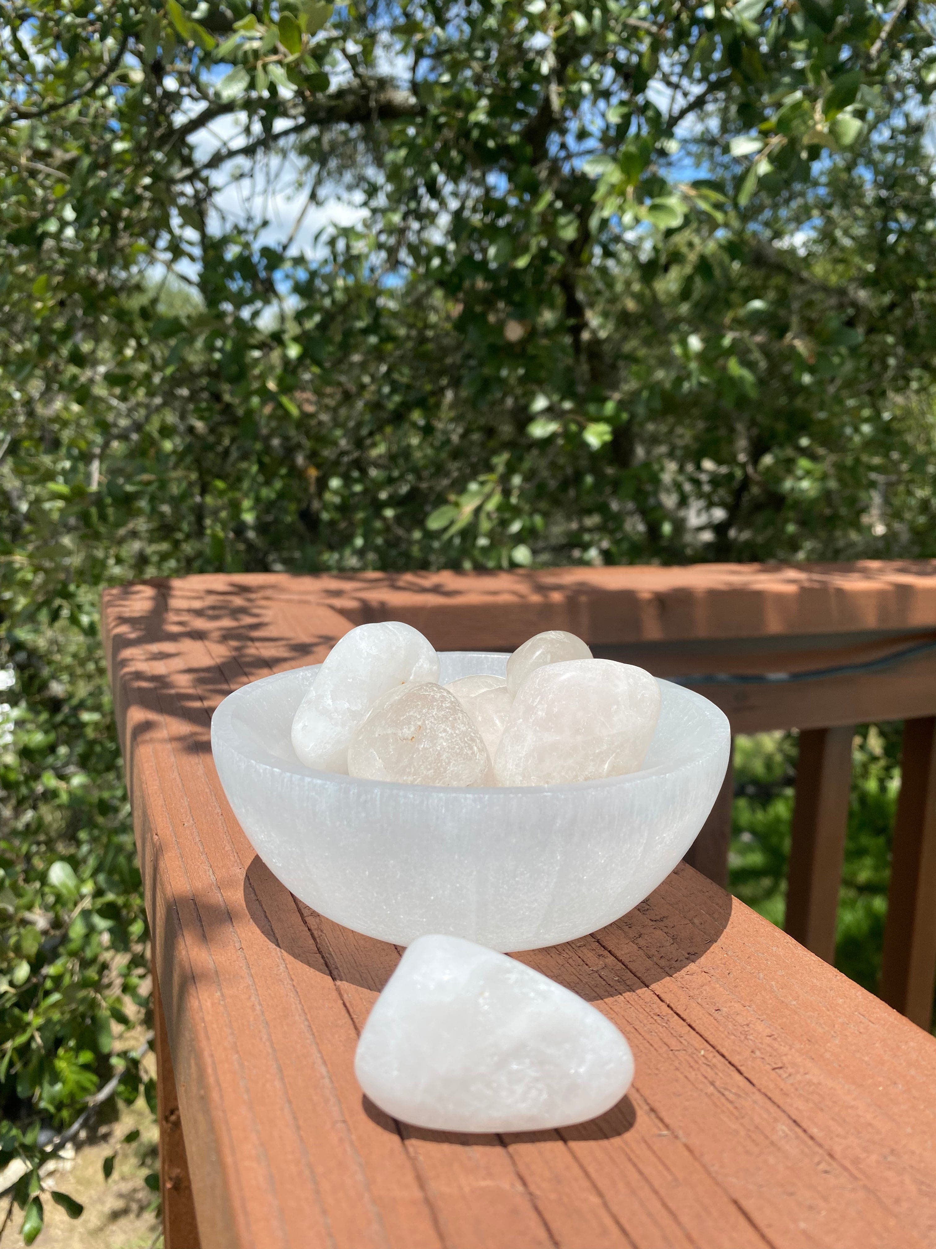 Snow Quartz Tumble encourages clarity of mind and emotional stability, perfect for preventing emotional outbursts and promoting patience