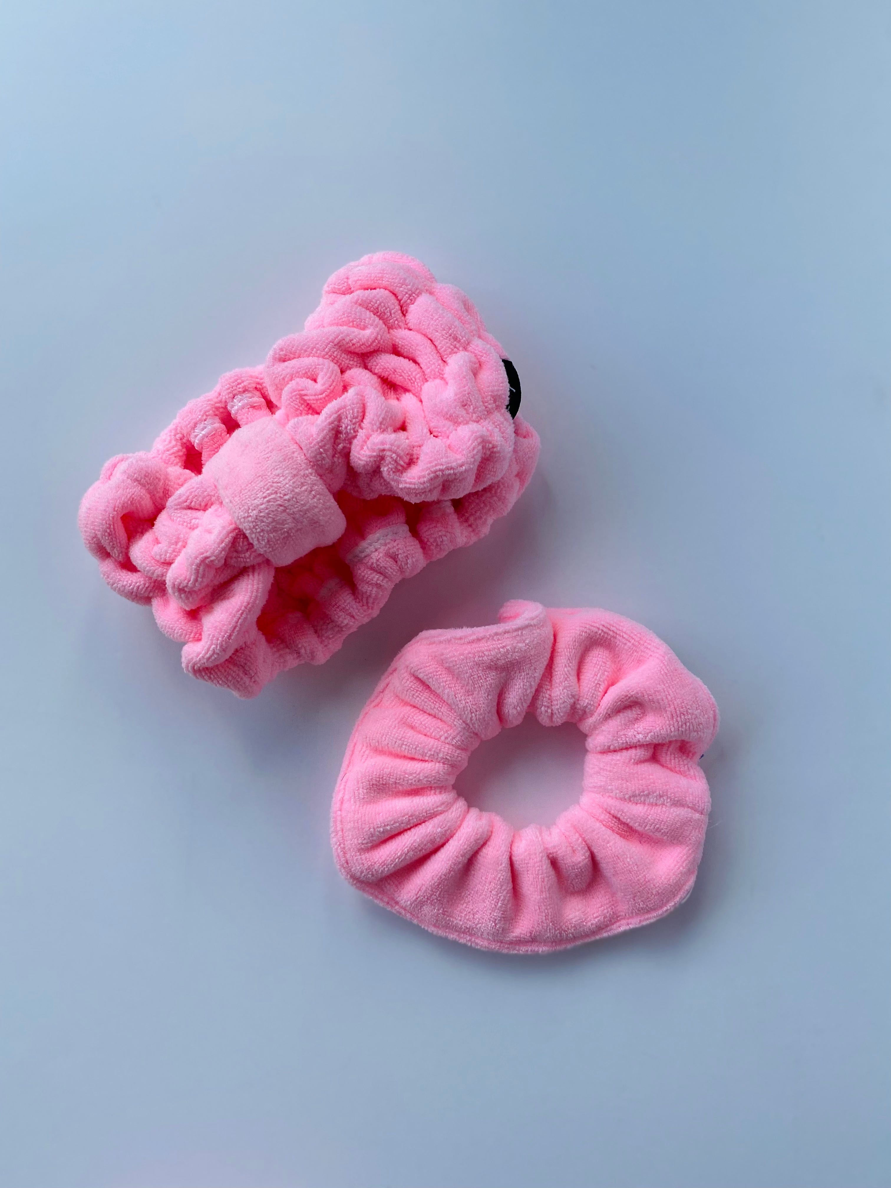 Mya Microfiber Scrunchie, soft pink and absorbent, ideal for keeping your hair in place during skincare or a spa night