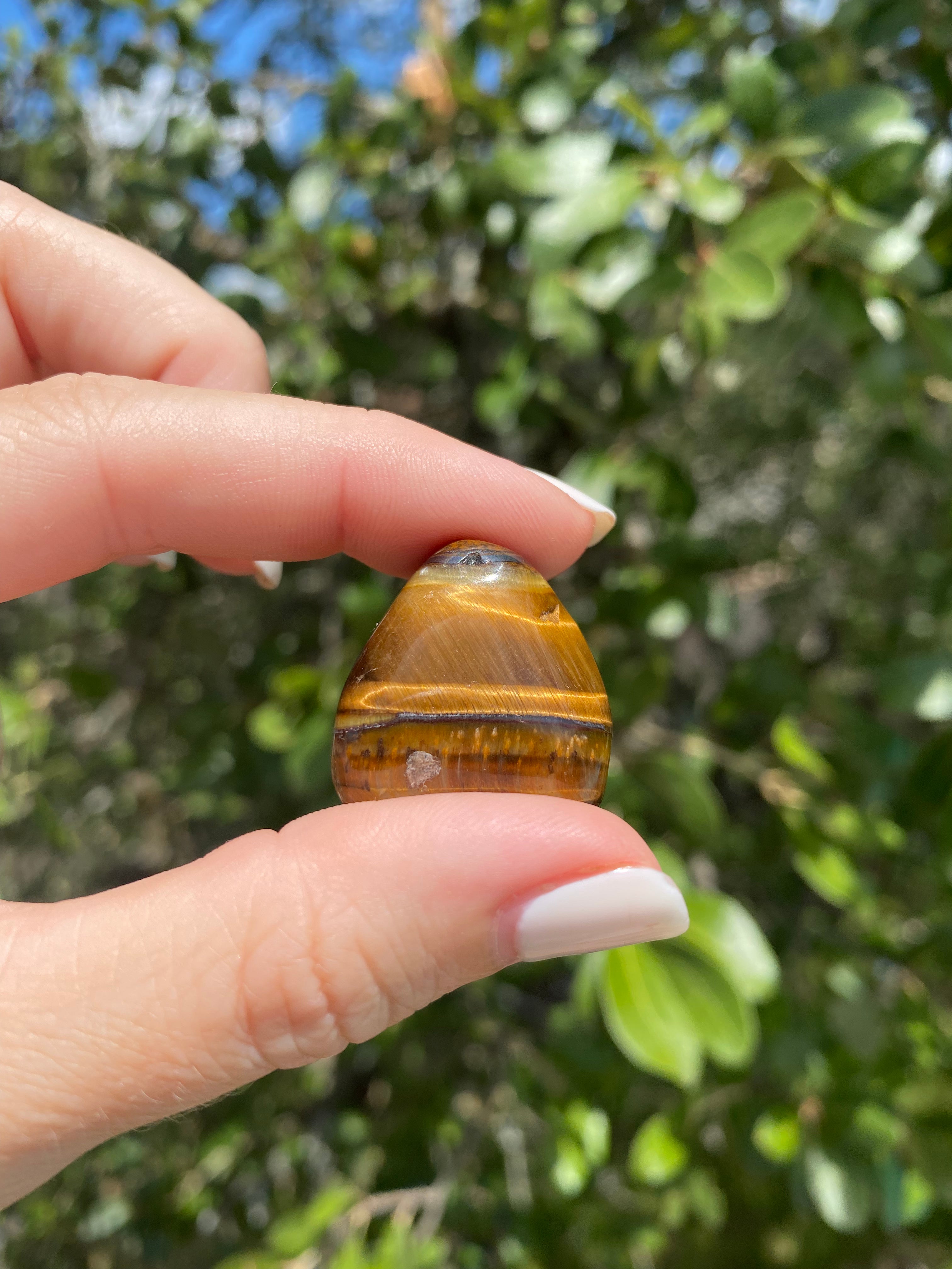 Held in the sunlight, the Tiger’s Eye Tumble reveals stunning golden-brown bands, radiating its grounding and protective energy